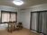 一人用の部屋にカーテンが取り付けられている様子