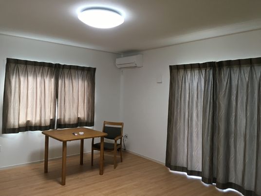 一人用の部屋にカーテンが取り付けられている様子