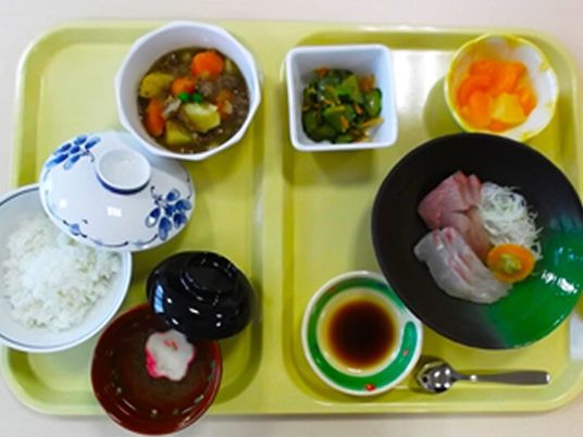 施設内で出されている食事のメニュー例。刺身や吸物がついているお膳