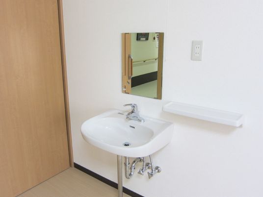 部屋についている小さな洗面台。鏡と物置用の長押のようなスペースがある
