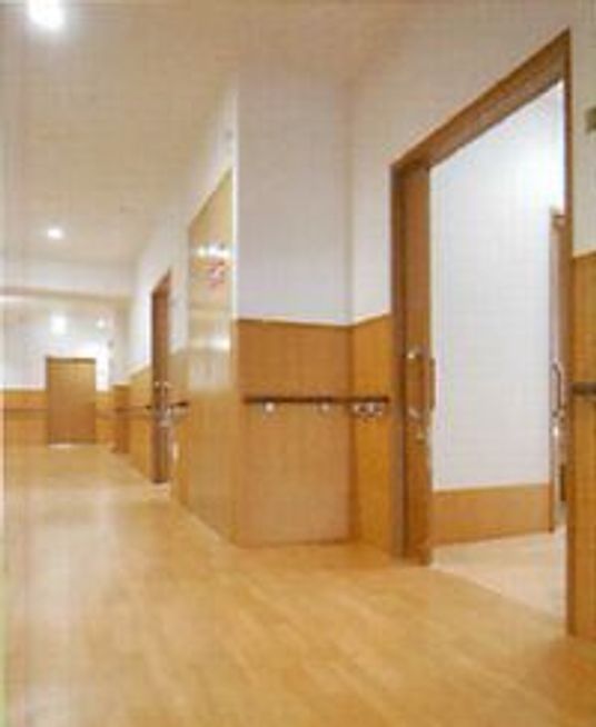 広い廊下には手すりが備え付けられている。