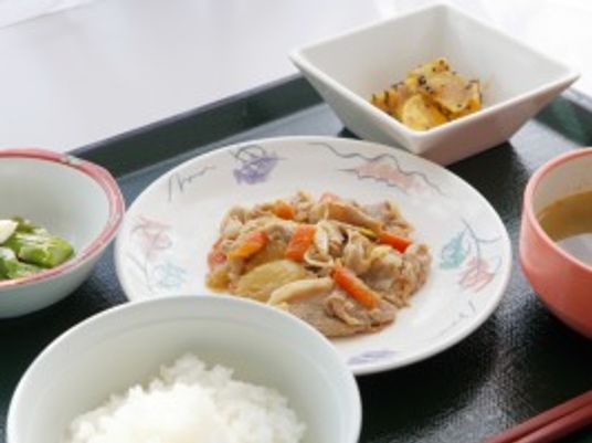 ごはん、おかず類が数種類並んでいる食事の様子。施設内で出されている食事メニュー