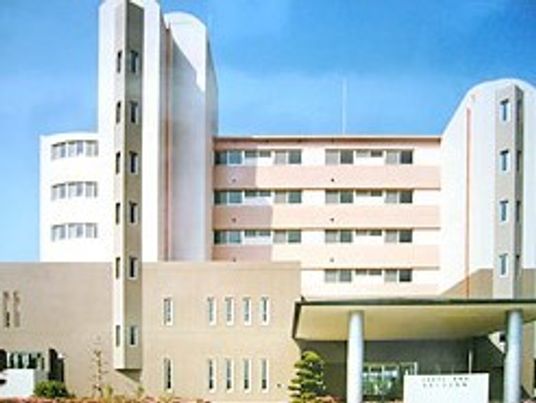 背の高いマンション風の建物の外観。白を基調にしたさわやかなイメージの外観写真