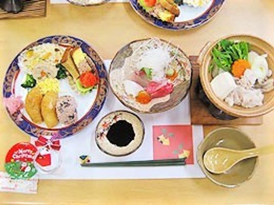 お寿司やその他豪華なお祝い善我並ぶ特別賞のメニュー例