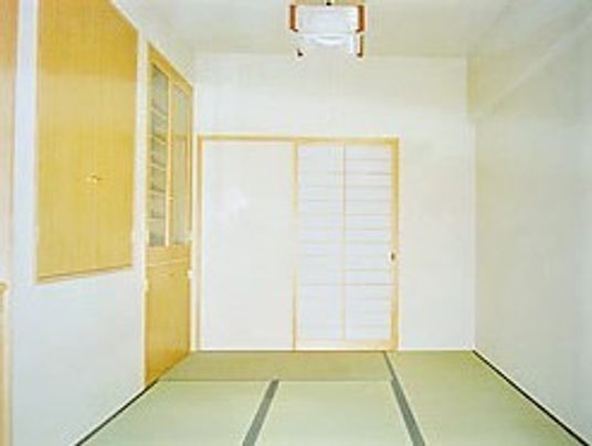 畳が敷かれている施設内の和室の様子。何も置いてない入居前の空間