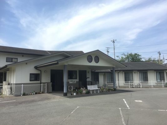 平屋の建物が写っている様子。空は青く晴れている。