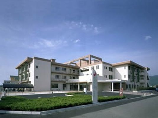 白を基調とした3階建ての建物は日当たりのいい場所に建っている。敷地内には駐車場も完備されている。