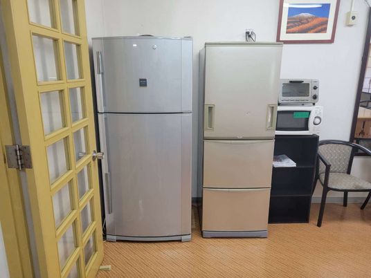 施設内の共有スペースに冷蔵庫が並べられている様子。設備の写真