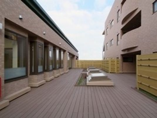 施設内の敷地内で撮った写真。広めのスペースがある様子