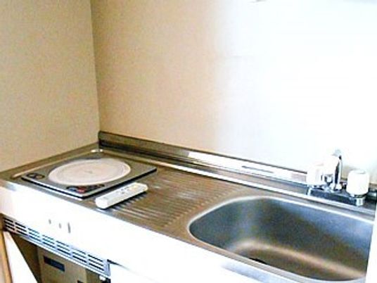 オール電化のキッチンは整理整頓が行き届き、収納も付いている。