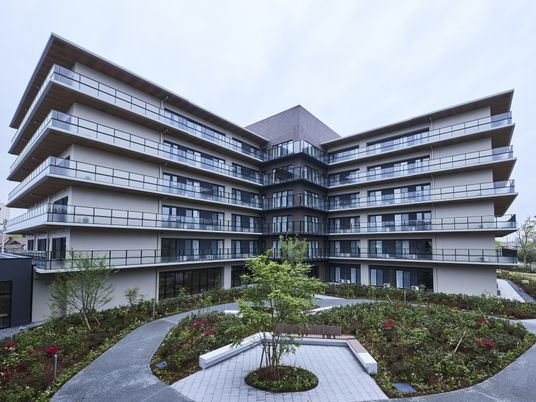 広い中庭がある6階建てのケアハウス