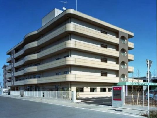 施設外観。５階建ての建物で丸い大きな吹き抜けが特徴的なデザイン。