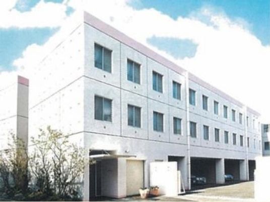 施設外観。各部屋に窓がついている。