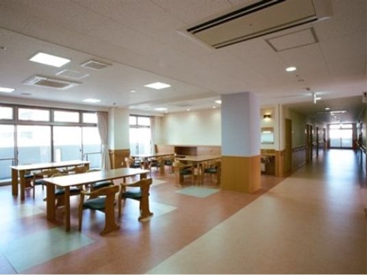 ダイニングの様子。広々とした空間でゆったりとしている
