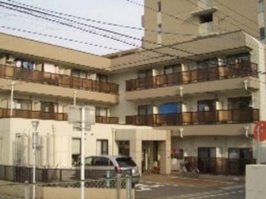 鉄骨造３階建ても建物の様子。個室が並んでいるマンション風の建物