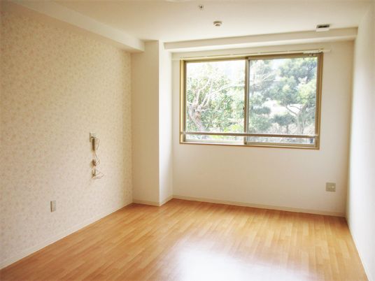 フローリングのシンプルな個室の部屋には窓と、緊急通報装置が付いている。
