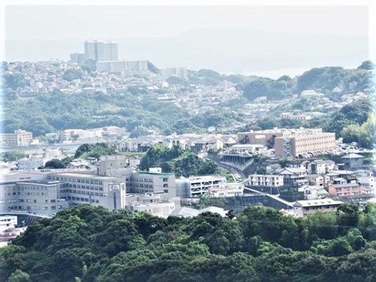 施設から周辺を見渡した時の風景。山々と街並みが融合している様子