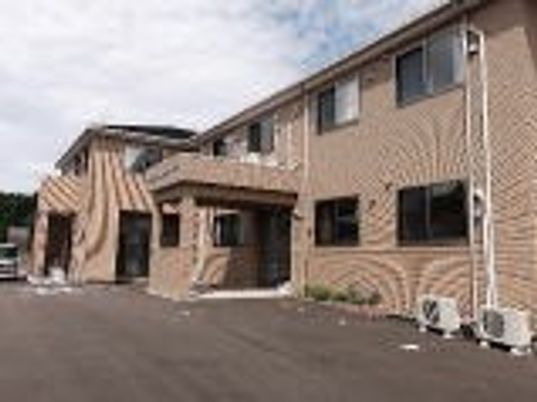 木造2階建ての建物はブラウンを基調とした落ち着いた雰囲気。