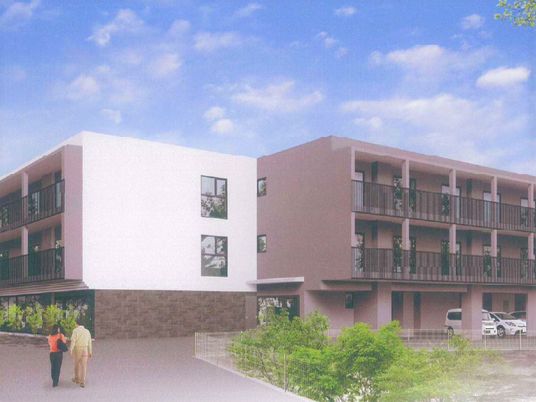 通常のマンションと変わらない外観のサービス付き住宅。モダンな色合いの外観の様子