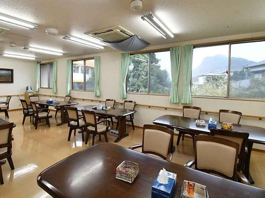 ４人掛けの木製のダイニングテーブルが複数置かれた食堂は日当たりがよく、家庭的な雰囲気。