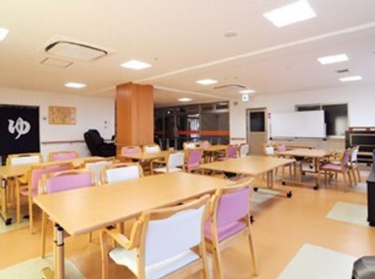 椅子とテーブルのセットが複数置かれている施設の食堂スペース