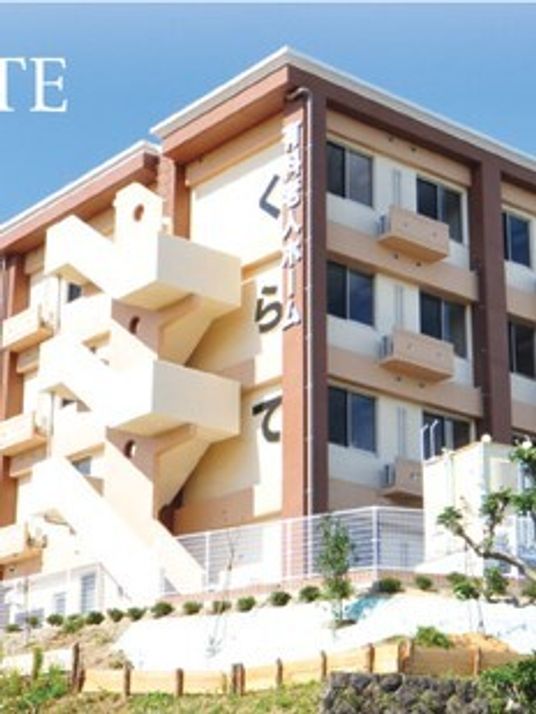 住宅型有料老人ホームくらての外観写真。日当たりが良い鉄骨造の建物