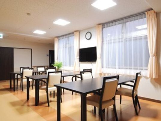 机と椅子が並べられている食堂のようなスペース。施設内の共有スペースの様子