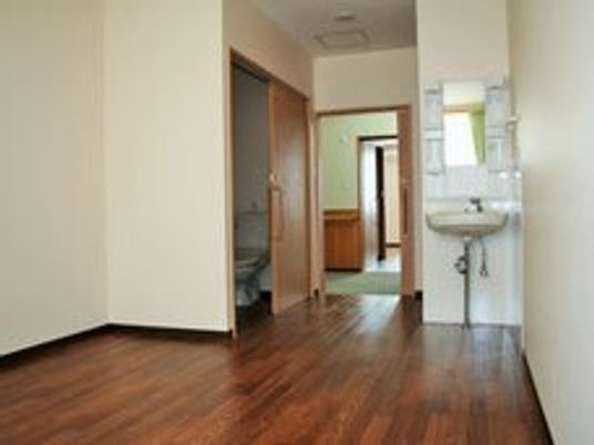 フローリングの部屋には車いす対応の洗面所やスライド式のドアが設置されたトイレが付いている。