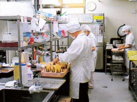 施設内にある業務用キッチンで調理しているスタッフの様子