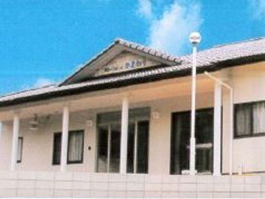 平屋建てのような建物が写っている写真。青空が広がっている建物の写真
