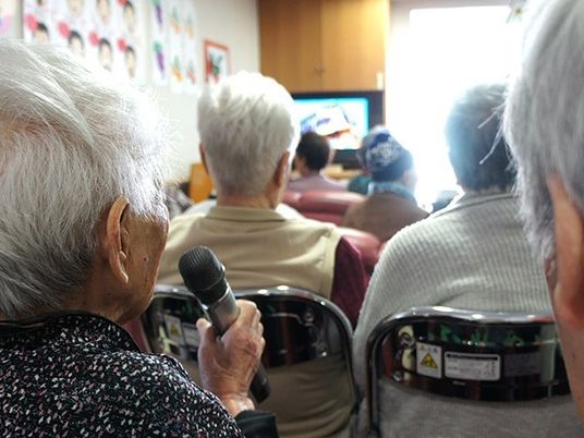 カラオケに興じている高齢者の様子。施設内に用意されたカラオケルーム