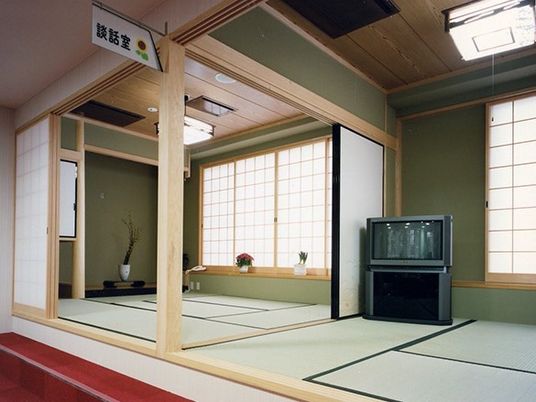 施設内にある大浴場を写した写真。手すりが取り付けられている浴槽、シャワースペース