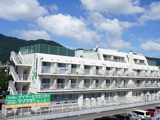 天気の良い日に移された「ケアハウスふれあい」の外観。鉄骨造の丈夫な建物の写真