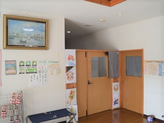 玄関周りには入居者の作品が多く飾られアットホームな雰囲気。介護も飾られている。