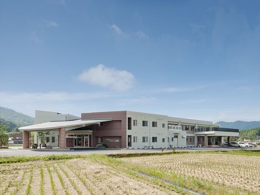 田んぼや畑が広々と続いている広いスペースに建っているドローム母原の写真