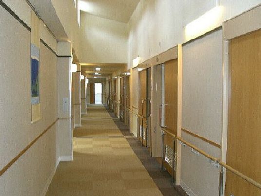 まっすぐな廊下の右サイドには居室があり、全域に手すりが付いている。
