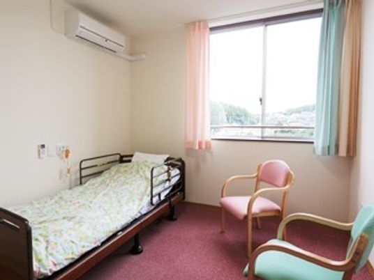 ベッドやいす、エアコンが設置された居室には大きな窓が付き、日当たり良好。