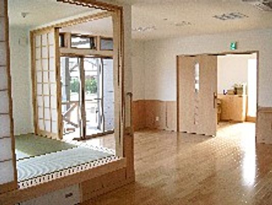 和室と廊下をはさんで引き戸の居室がある空間