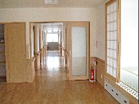手すりが付いており、広々としている長い廊下
