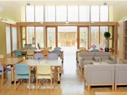 家庭的で温かい空間。リビングルームとして使われている部屋の様子