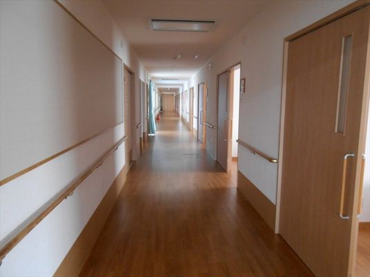 幅の広い廊下の両サイドには手すりが設置され、各居室は引き戸を採用。