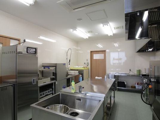 ステンレス製のキッチン用品の写真。施設内にある本格的な厨房