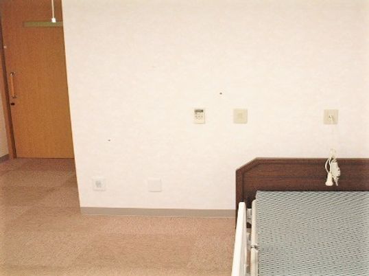 電動リクライニングベッドや緊急通報装置が付いた居室はカーペットフロアを採用。