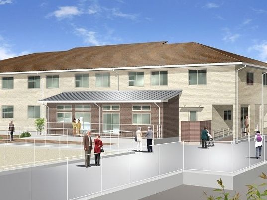 2階建ての建物。敷地内には駐車スペースがあり、玄関周りから段差もなく安全に移動できる環境。