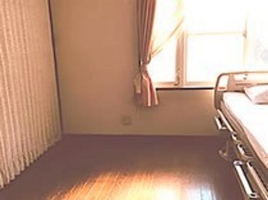 日当たりの良い個室の様子。フローリング仕様の部屋の様子を写した写真
