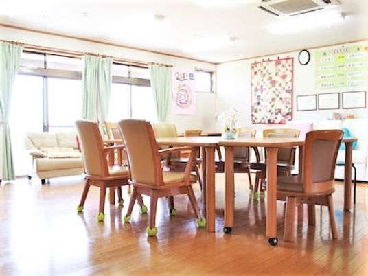 木製の家具類が並べられている施設内のリビング。開放的な共有スペースの様子