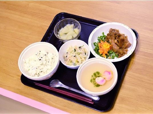ご飯・吸い物・和え物・肉料理が並んだトレー。