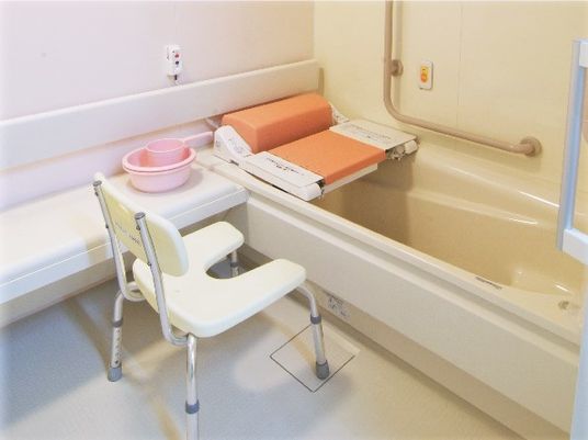 バスリフトが付いた浴室には、手すりや呼び出しボタンなどもついている。