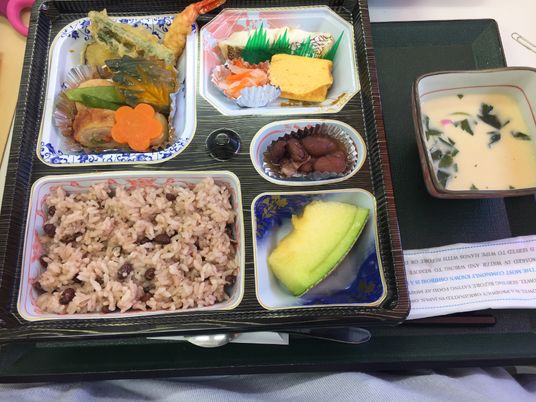 赤飯がある特別な日の食事の風景。豪華な箱膳が写っている写真