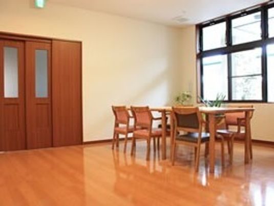 フローリング仕様の部屋の様子。誰かが集まって歓談できる広めのスペース